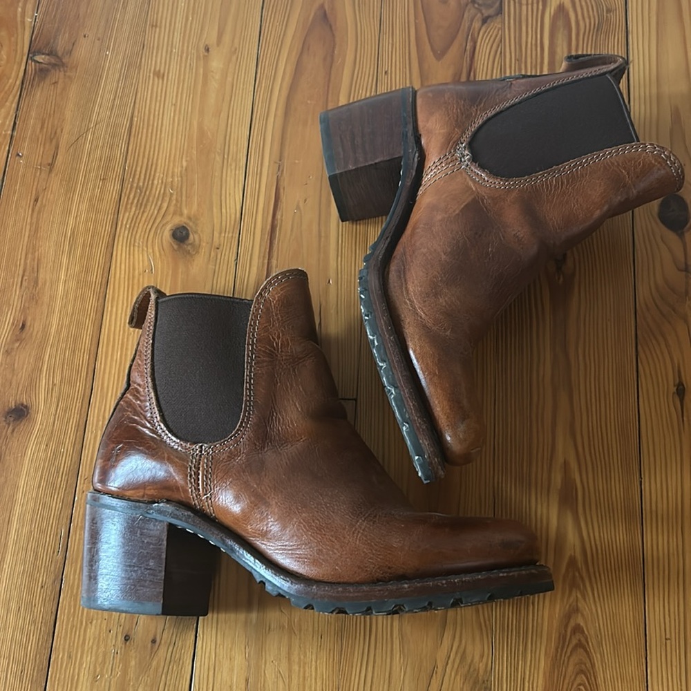 Good condition Frye chelsea boots